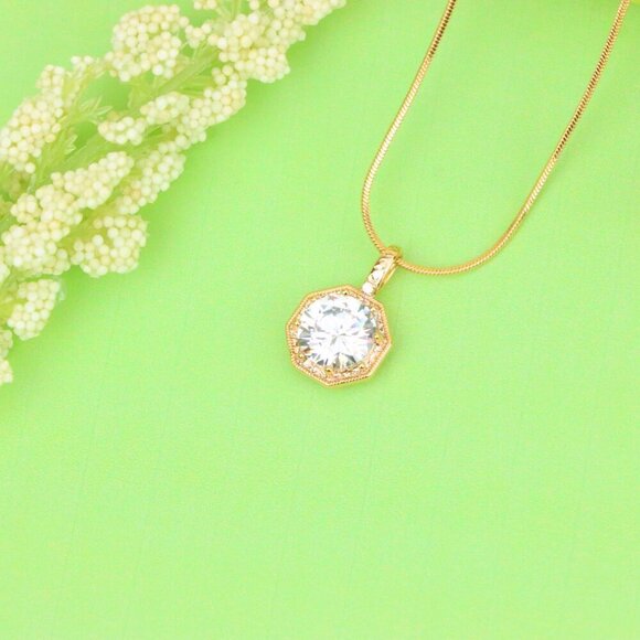"Gold-Plated White Pendant Necklace with Sparkling Center Stone, XPPT1393 - Picture 13 of 13